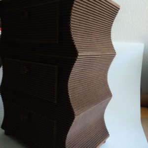 Petite commode ou table de chevet à 3 tiroirs en carton ondulé et huile de lin