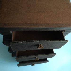 Petite commode ou table de chevet à 3 tiroirs en carton ondulé et huile de lin