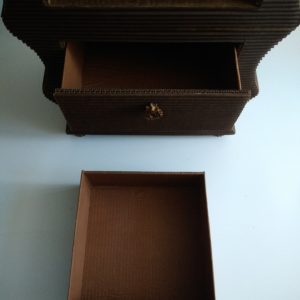 Petite commode ou table de chevet à 3 tiroirs en carton ondulé et huile de lin