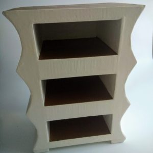 Petite commode ou table de chevet blanche et dorée