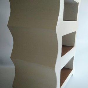 Petite commode ou table de chevet blanche et dorée