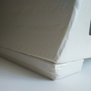 Petite commode ou table de chevet blanche et dorée - pied
