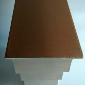 Petite commode ou table de chevet blanche et dorée